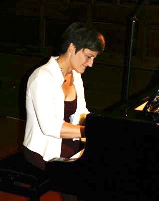Marie-Hélène Barrier maitrise sa technique au piano
