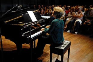 Ecole de l'auditeur Marie-hélène Barrier au piano